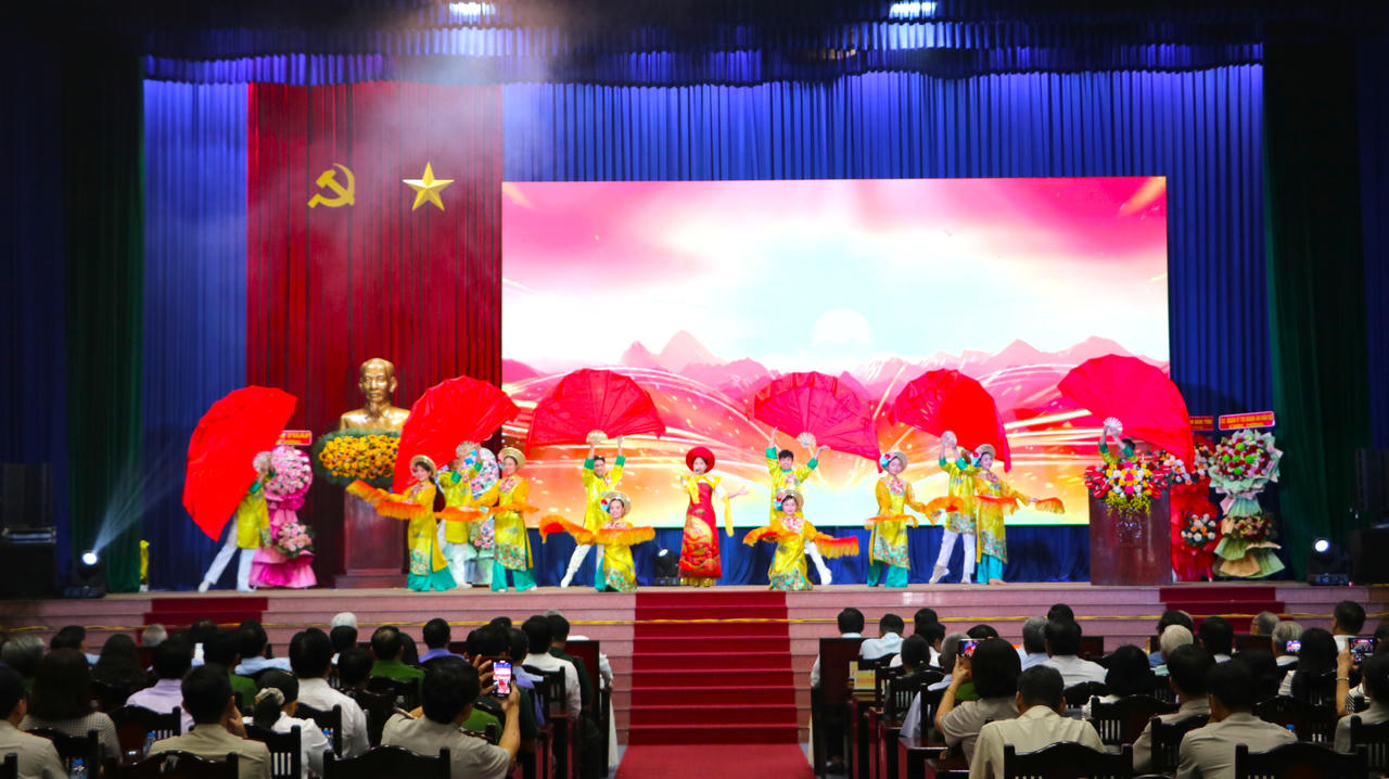 Chương trình văn nghệ chào mừng 80 năm Ngày truyền thống Thi hành án dân sự (Ảnh: Khánh Toàn)