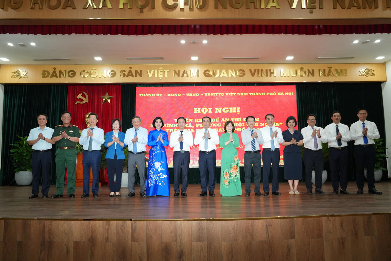 Bí thư Thành ủy Hà Nội Trần Đức Thắng cùng các đại biểu chụp ảnh lưu niệm tại hội nghị.