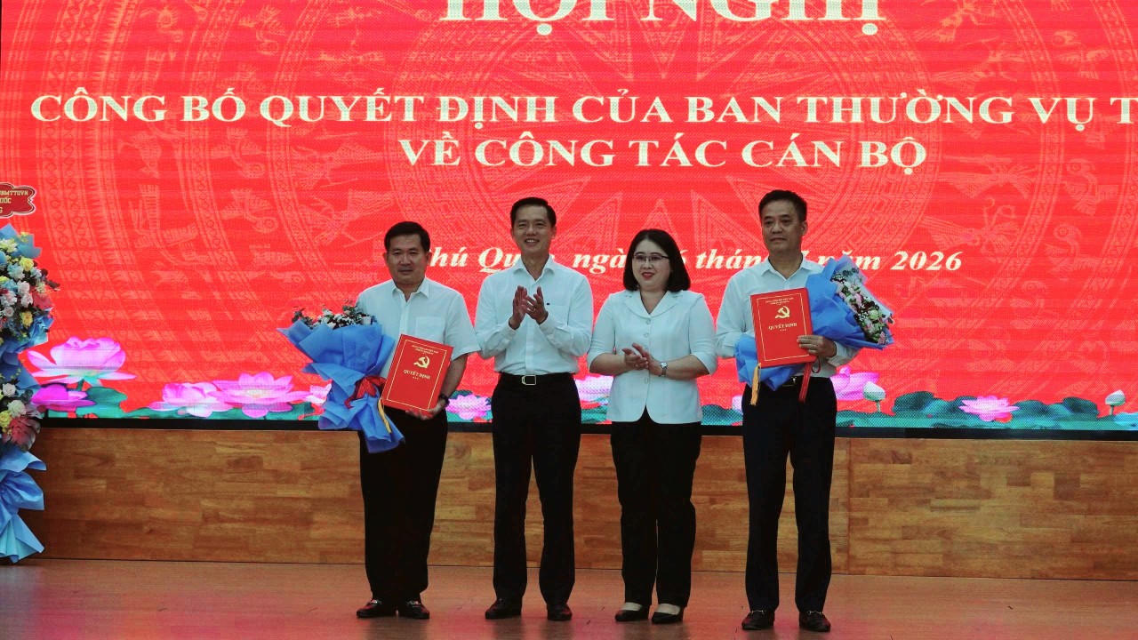 Ông Trần Minh Khoa, Chủ tịch UBND đặc khu Phú Quốc và bà Đặng Thị Hồng Gấm, Chủ tịch HĐND đặc khu Phú Quốc tặng hoa chúc mừng ông Đinh Văn Nơi và ông Lê Quốc Anh