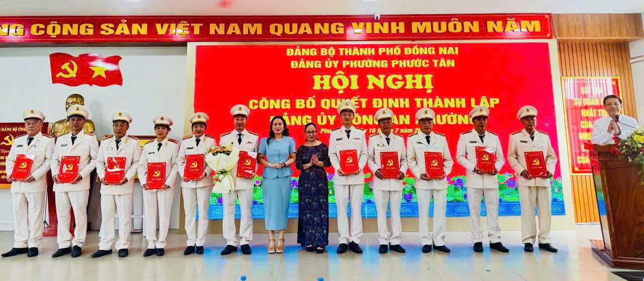 Lãnh đạo phường trao quyết định thành lập và kiện toàn nhân sự Đảng bộ Công an phường Phước Tân. Ảnh: Duy Khương