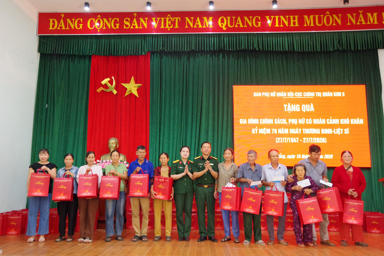 Ban Phụ nữ Quân đội trao tặng 300 suất quà ý nghĩa đến các đối tượng chính sách, bao gồm các Mẹ Việt Nam Anh hùng, Anh hùng Lực lượng vũ trang nhân dân, các đồng chí thương binh, thân nhân liệt sĩ và hội viên phụ nữ thuộc gia đình chính sách có hoàn cảnh khó khăn tại thành phố Đà Nẵng và tỉnh Quảng Ngãi