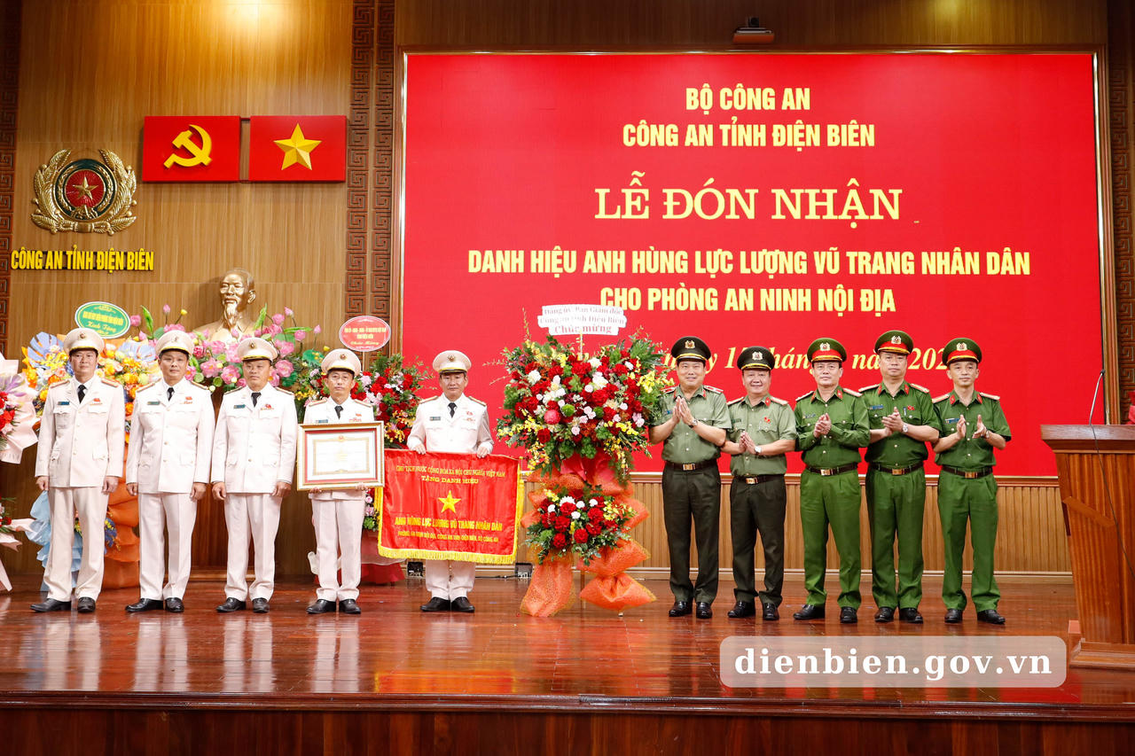 Ban Giám đốc Công an tỉnh Điện Biên tặng hoa chúc mừng Phòng An ninh nội địa (Ảnh: dienbien.gov.vn)