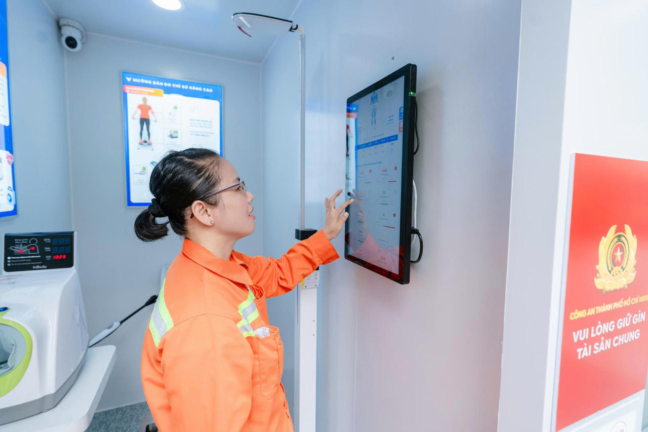 Người dân có thể đo các chỉ số sức khỏe từ cơ bản đến chuyên sâu, đặt lịch tiêm chủng, tư vấn trực tuyến cùng chuyên gia, đặt mua sản phẩm sức khoẻ, nhận giao thuốc… hoàn toàn miễn phí. Ảnh: H.Khánh