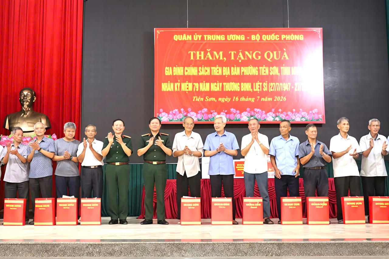 Đại tướng Nguyễn Tân Cương cùng đoàn công tác đã tới thăm, tặng quà các gia đình chính sách, người có công trên địa bàn phường Tiên Sơn. (ảnh: Báo Ninh Bình)