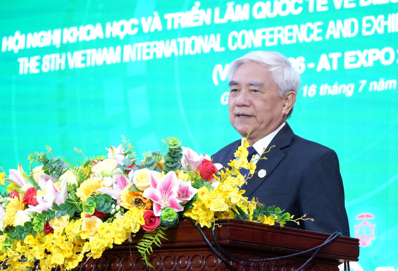 Tiến sĩ Nguyễn Quân - Chủ tịch Hội Tự động hóa Việt Nam phát biểu tại khai mạc. (Ảnh: KL)