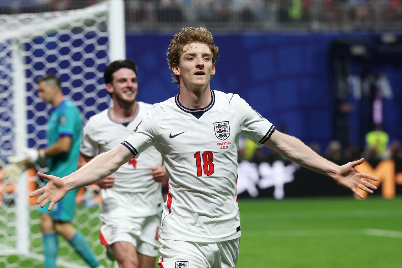 Anthony Gordon đưa người Anh dẫn trước, nhưng họ tan vỡ ở những phút cuối trận đấu (Ảnh FIFA)