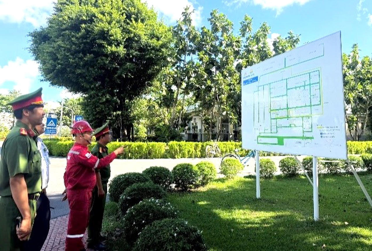 Chỉ huy Đồn Công an Khu công nghiệp Khí - Điện - Đạm khảo sát khu vực cổng ra vào Nhà máy Đạm Cà Mau nhằm bảo đảm an ninh, an toàn khu vực sản xuất.