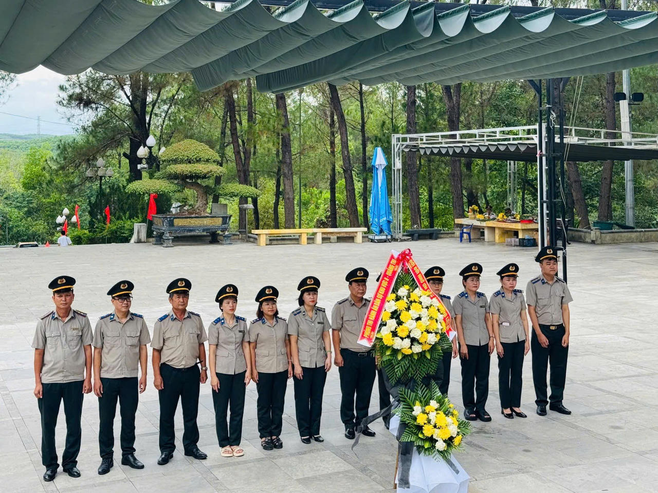 Phòng Thi hành án dân sự khu vực 8, tỉnh Quảng Trị dâng hương tưởng niệm các Anh hùng liệt sĩ 