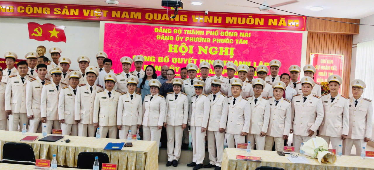 Toàn cảnh hội nghị triển khai các quyết định về công tác cán bộ tại phường Phước Tân. Ảnh: Duy Khương