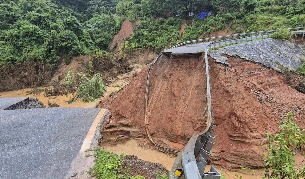 Mưa lớn gây đứt nền Quốc lộ 12 qua Lai Châu, giao thông tạm thời gián đoạn (Ảnh: Công an tỉnh Lai Châu).