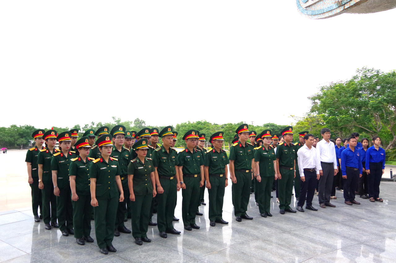 Đoàn công tác đã đến dâng hoa, dâng hương thành kính trước anh linh các Anh hùng liệt sĩ và Mẹ Việt Nam Anh hùng Nguyễn Thị Thứ tại Nghĩa trang Liệt sĩ phường Quảng Phú, thành phố Đà Nẵng