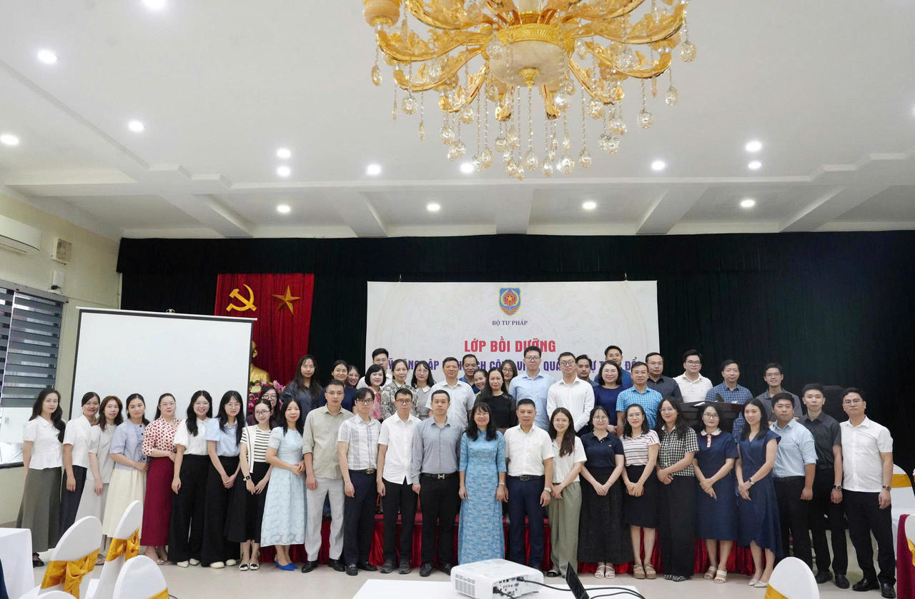 Các đại biểu chụp ảnh lưu niệm.