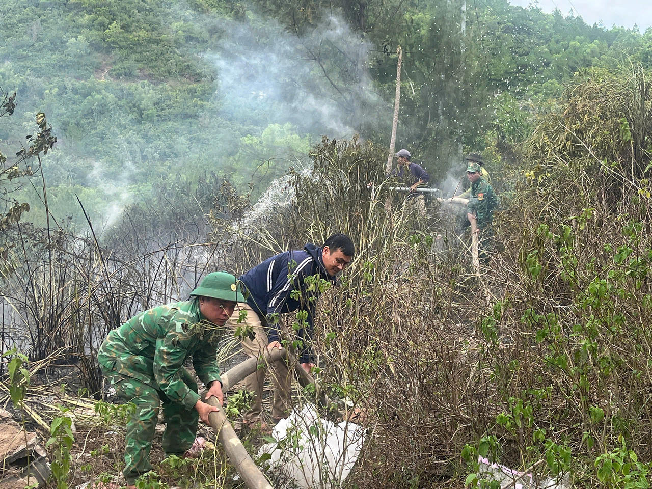 Cán bộ, chiến sĩ Đồn Biên phòng Lý Hòa nhanh chóng có mặt tại hiện trường, phối hợp khống chế đám cháy thực bì dưới chân đèo Lý Hòa.