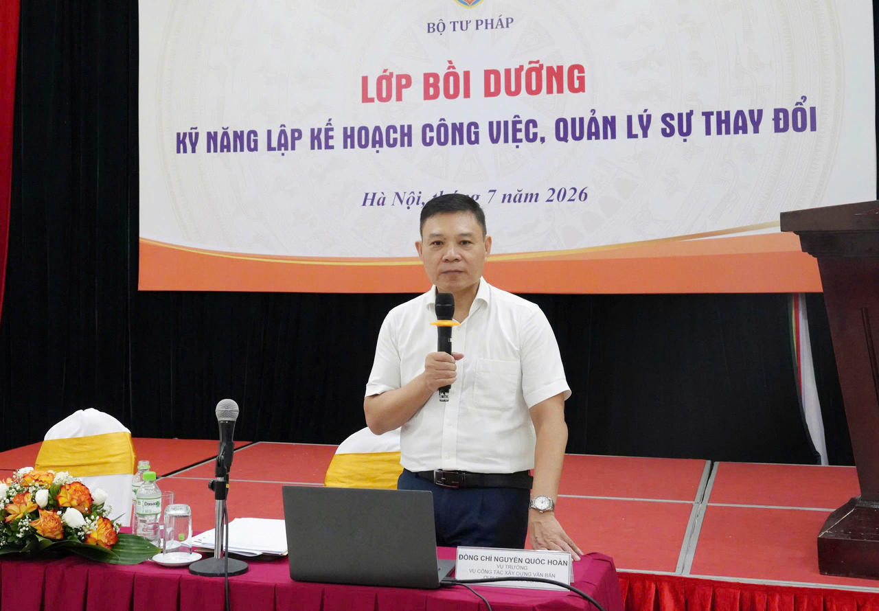 Vụ trưởng Vụ Công tác xây dựng văn bản quy phạm pháp luật Bộ Tư pháp Nguyễn Quốc Hoàn giảng dạy tại Lớp bồi dưỡng.