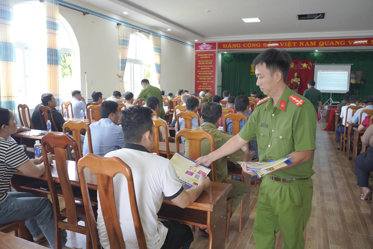 Cán bộ Công an xã Phan Ngọc Hiển tuyên truyền, hướng dẫn chủ cơ sở kinh doanh có điều kiện thực hiện các quy định của pháp luật về an ninh, trật tự và chủ động phòng ngừa vi phạm.