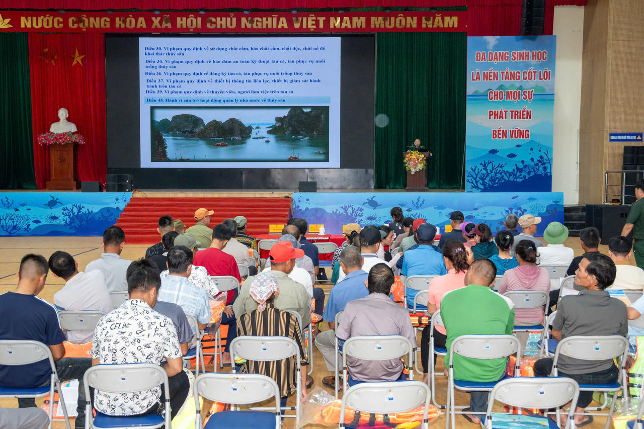 Đông đảo cán bộ và ngư dân Đặc khu Cát Hải tham dự hội nghị tuyên truyền về chủ quyền biển, đảo và phòng, chống khai thác IUU.