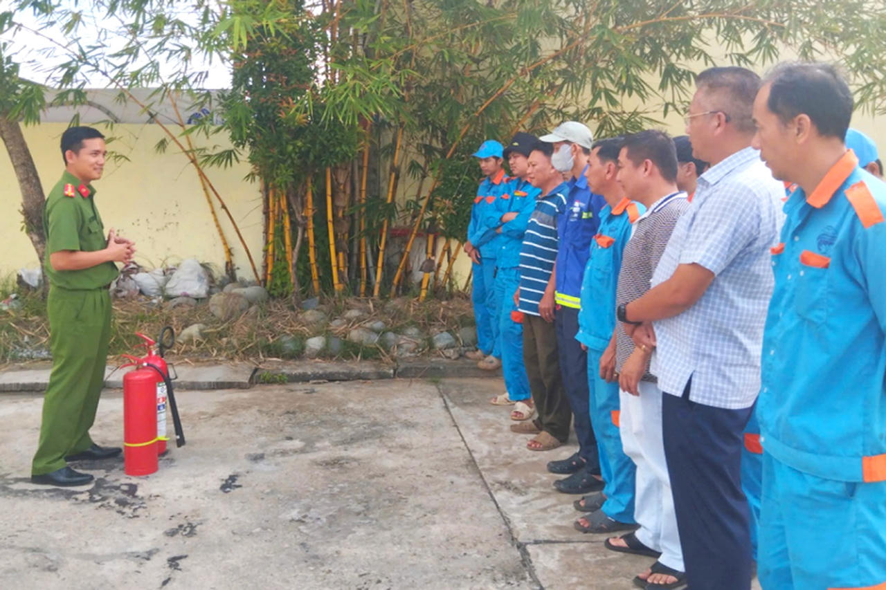 Cán bộ Phòng Cảnh sát PCCC và CNCH hướng dẫn lực lượng PCCC cơ sở của Công ty Cổ phần Xuất nhập khẩu Thủy sản Năm Căn kỹ năng sử dụng bình chữa cháy xách tay.