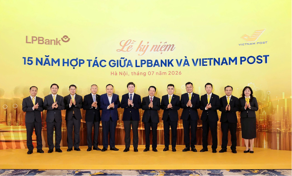 Ông Bùi Hoàng Phương – UV Dự khuyết BCHTW Đảng, Thứ trưởng Bộ Khoa học và Công nghệ (thứ 6 từ trái sang), ông Phạm Tiến Dũng – Phó Thống đốc NHNN Việt Nam (thứ 6 từ phải sang) chụp ảnh lưu niệm cùng Ban lãnh đạo LPBank và Vietnam Post tại sự kiện