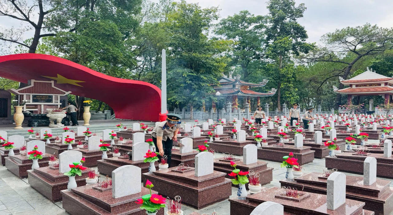 Các thành viên trong đoàn kính cẩn thắp hương tại từng phần mộ liệt sĩ.