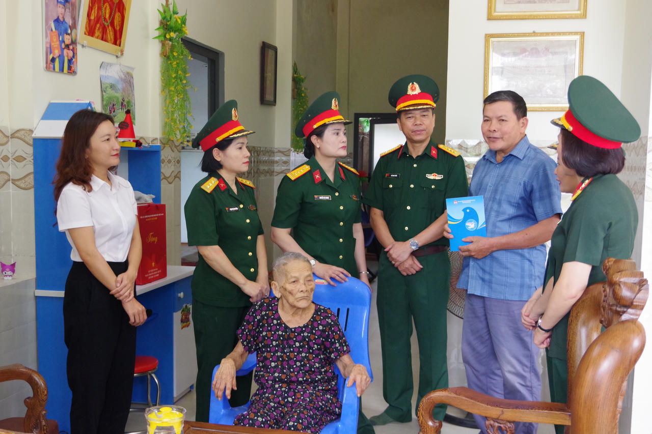 Ban Phụ nữ Quân đội đã đến thăm, tặng quà phụng dưỡng các Mẹ Việt Nam Anh hùng Nguyễn Thị Minh và Nguyễn Thị Thu tại xã Tam Xuân
