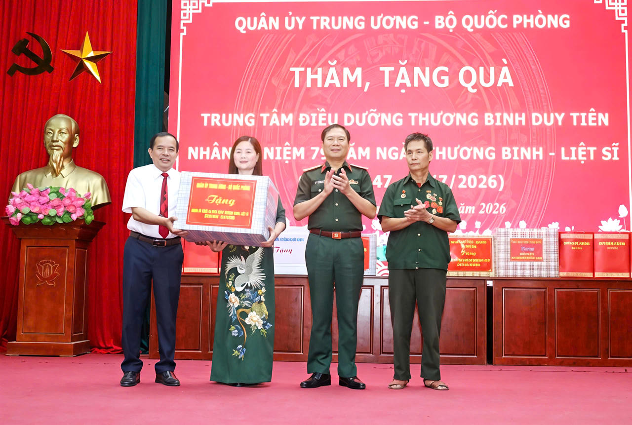 Đại tướng Nguyễn Tân Cương thăm, tặng quà thương bệnh binh tại Trung tâm Điều dưỡng Duy Tiên – Ninh Bình