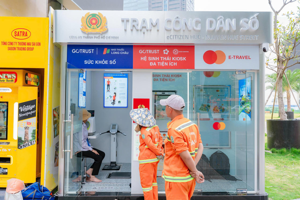 Trạm Công dân số đầu tiên tại phố đi bộ Nguyễn Huệ tiếp tục đưa dịch vụ y tế số đến gần hơn với người dân TP.HCM và du khách. Ảnh: H.Khánh