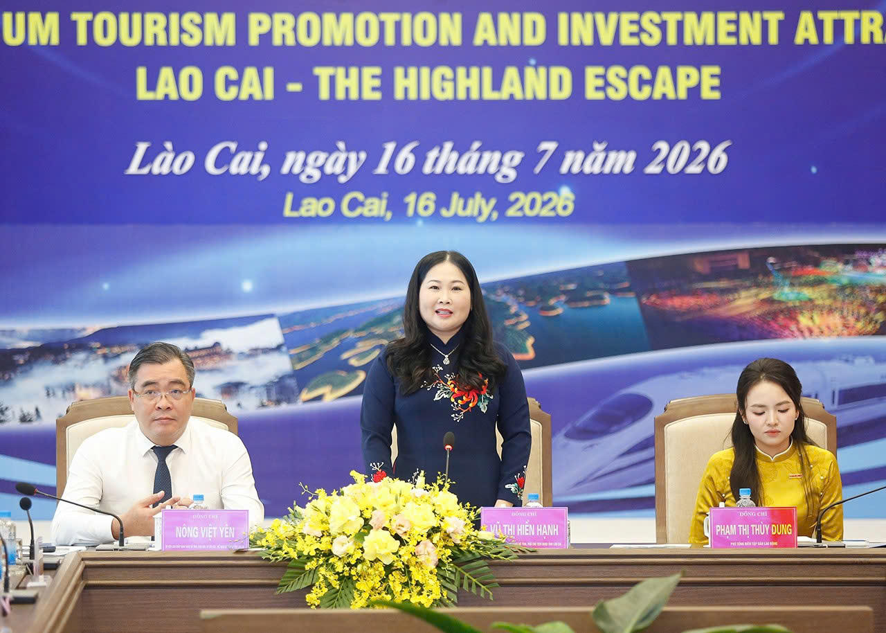 Chủ trì tọa đàm "Lào Cai - Nơi hội tụ sắc màu Tây Bắc". Ảnh: Nguyên Đức.