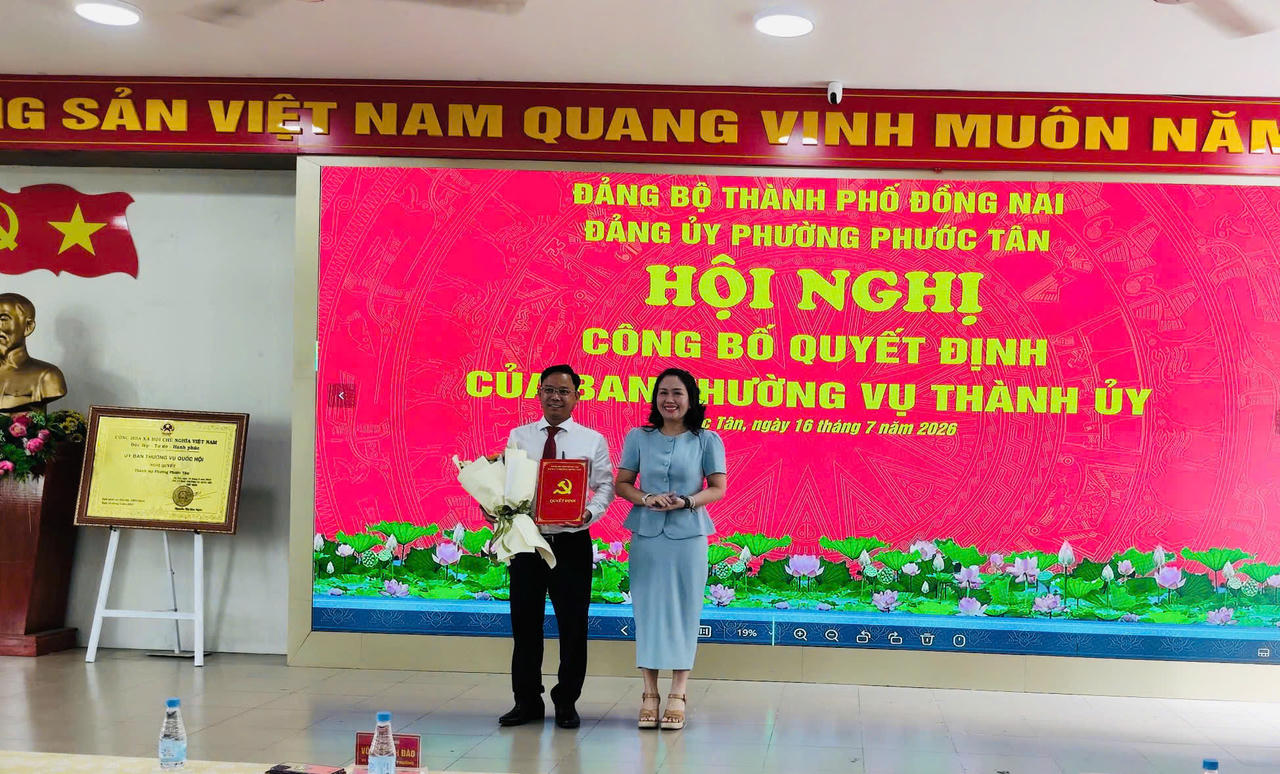 Bí thư Đảng ủy phường Võ Thị Anh Đào trao quyết định và tặng hoa chúc mừng. Ảnh: Duy Khương