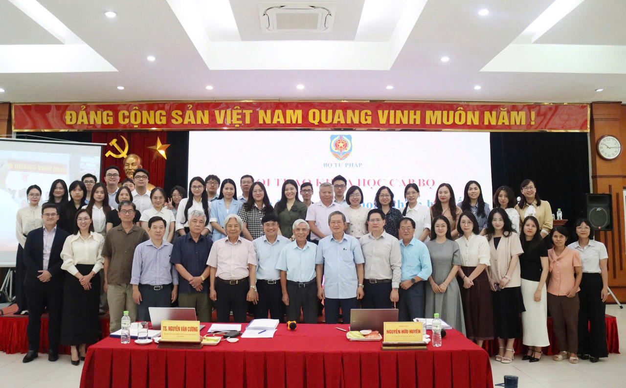 Các đại biểu chụp ảnh lưu niệm.