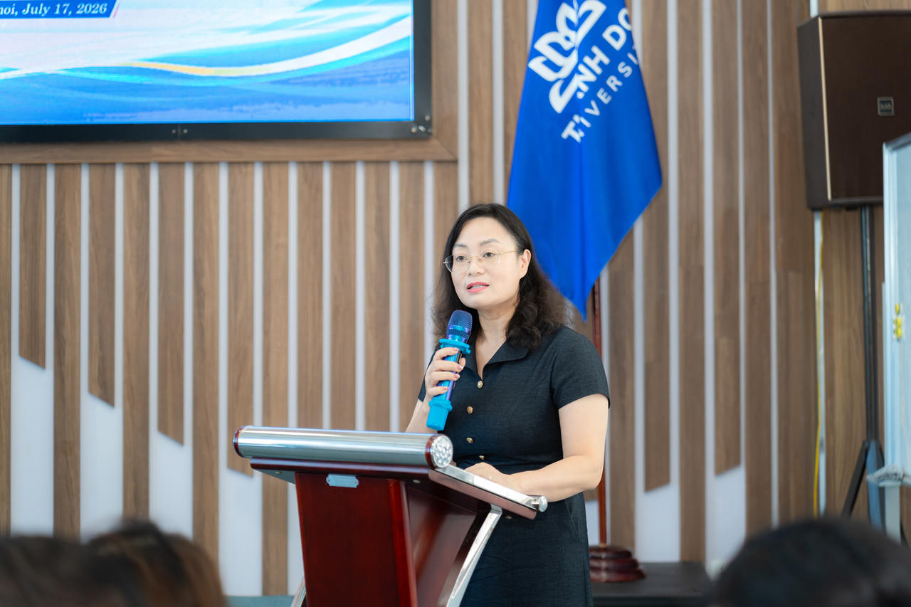 TS. Vũ Hồng Thúy, Phó Tổng Biên tập Báo Pháp luật Việt Nam trình bày báo cáo đề dẫn Hội thảo