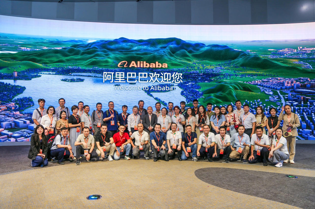 Đoàn khách mời là CEO các doanh nghiệp tham gia chuyến đào tạo 3 ngày tại Alibaba (Hàng Châu, Trung Quốc) do VPBank SME tài trợ