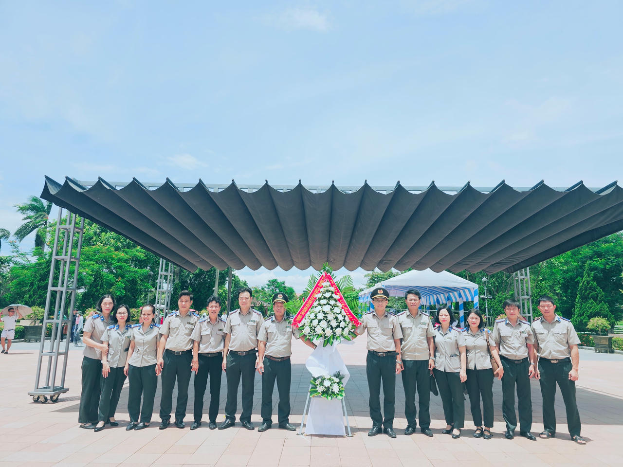 Phòng Thi hành án dân sự khu vực 6 (Quảng Trị) dâng hương tri ân các Anh hùng liệt sĩ tại Thành Cổ Quảng Trị