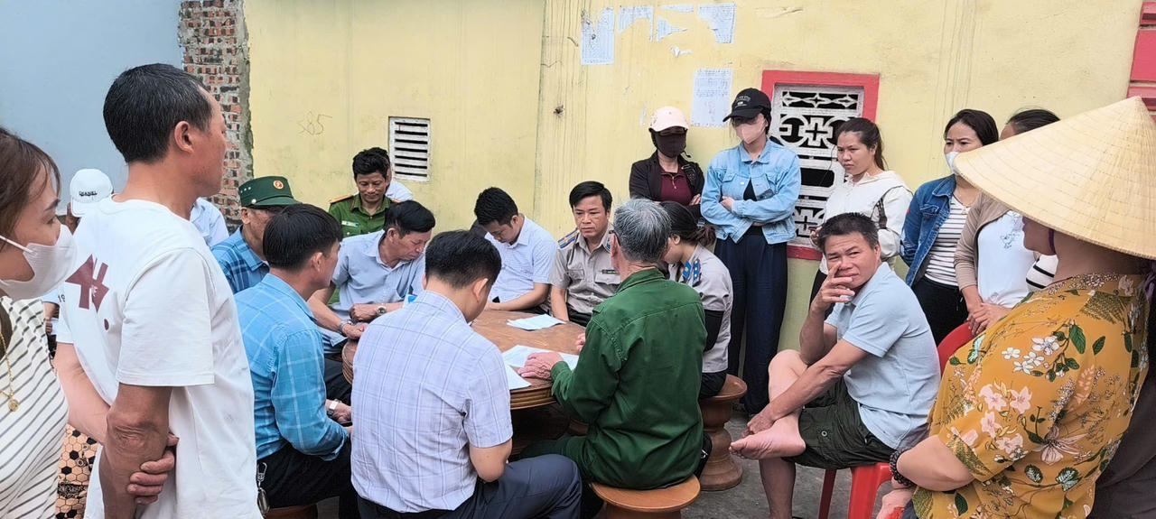Chấp hành viên Phòng THADS khu vực 2 Nghệ An vận động tự nguyện thi hành án.