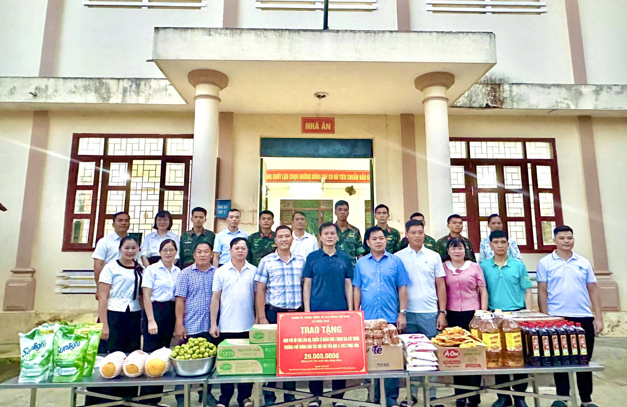 Người dân đóng góp rau, gạo, thực phẩm cho lực lượng xây dựng ở công trường. (Ảnh: PV)