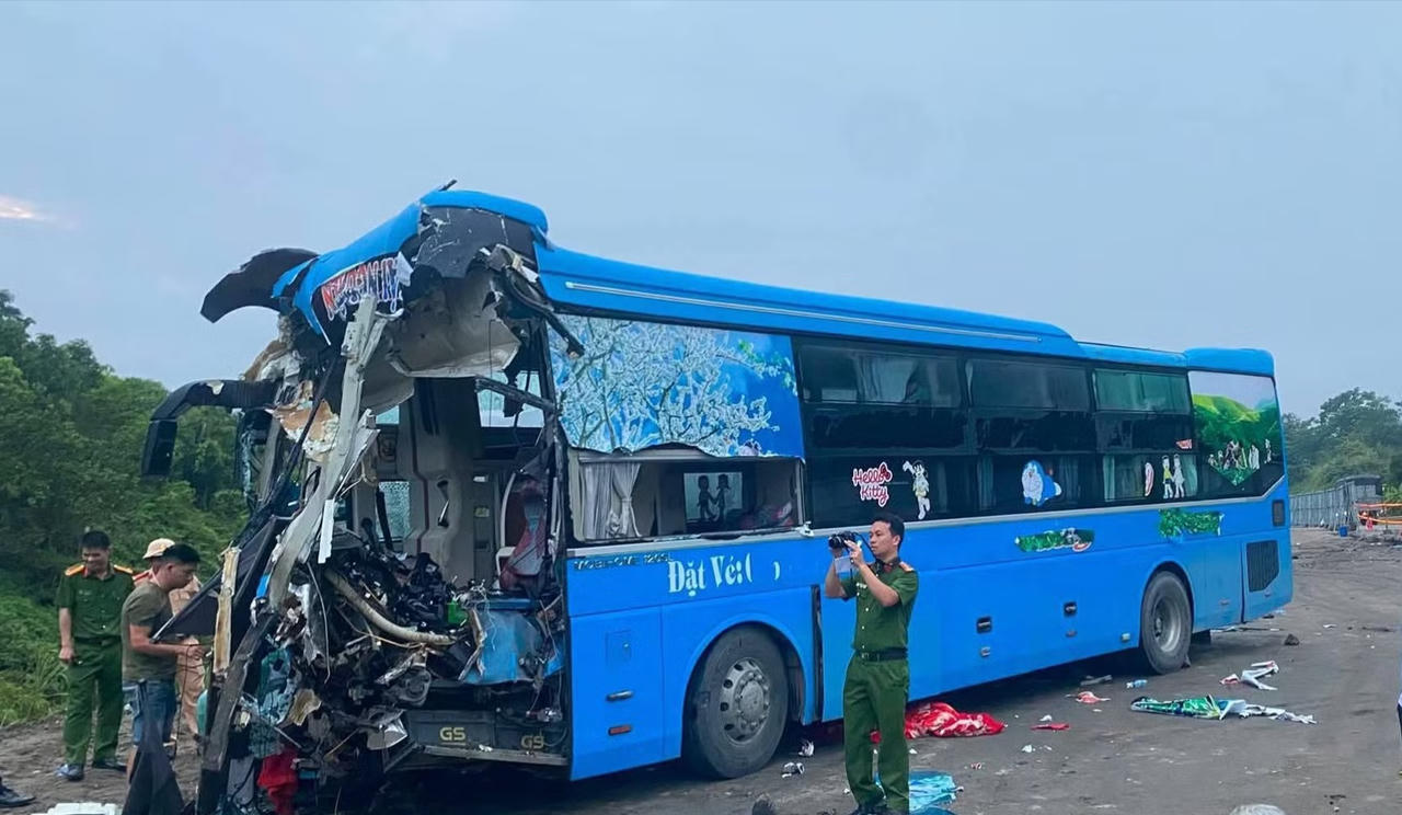 Phần đầu xe khách hư hỏng nặng. Ảnh: CACC.
