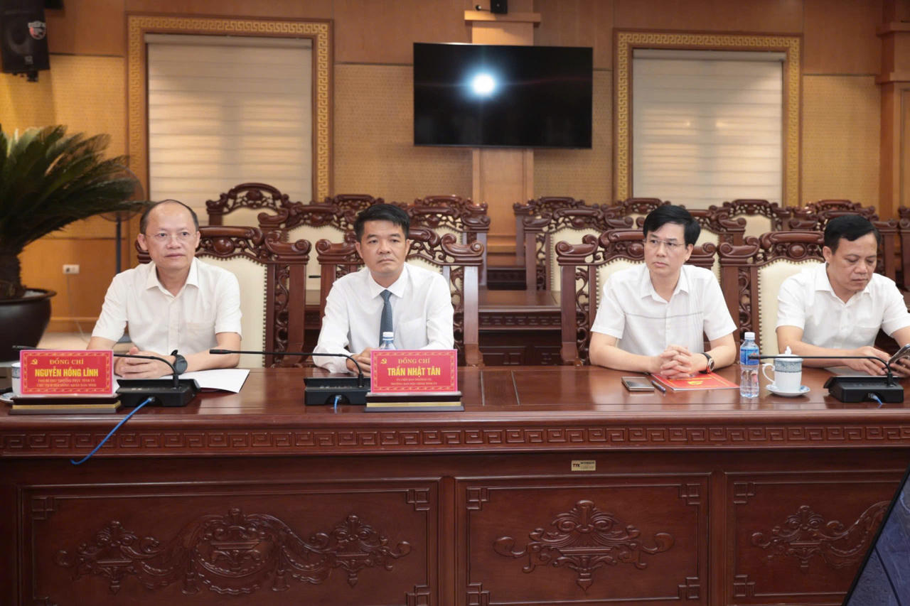 Ông Nguyễn Hồng Lĩnh – Phó Bí thư Thường trực Tỉnh ủy, Chủ tịch HĐND tỉnh và ông Trần Nhật Tân – Trưởng ban Nội chính Tỉnh ủy dự lễ ký kết quy chế phối hợp.