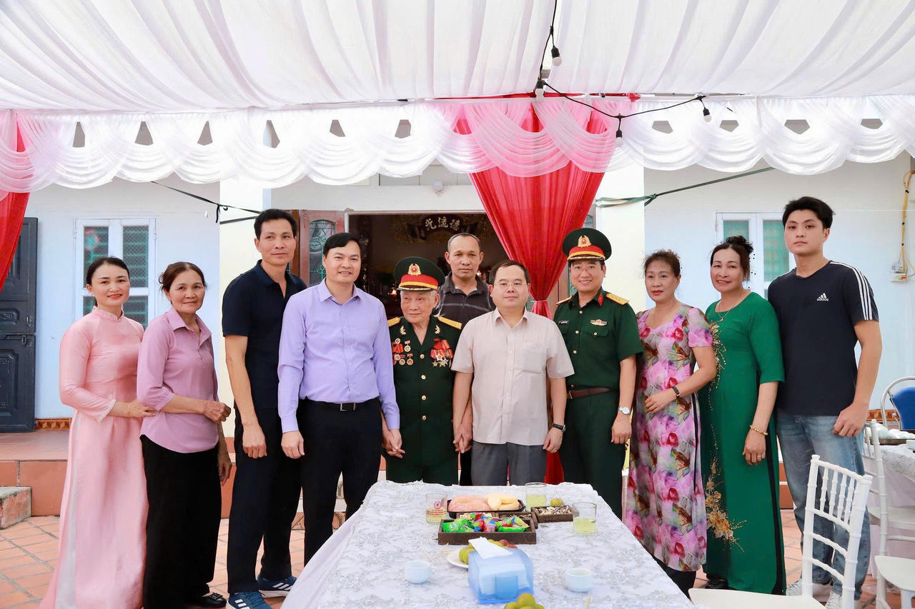 Bí thư Tỉnh ủy đến thăm gia đinh ông Nguyễn Minh Kham – người hoạt động kháng chiến nhiễm chất độc hóa học ở phường Mạo Khê.
