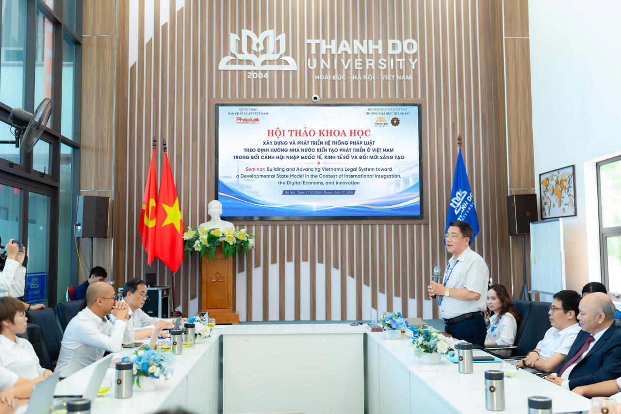 TS. Trần Thế Hưởng trình bày tham luận về hoàn thiện hệ thống pháp luật Việt Nam trong bối cảnh chuyển đổi số quốc gia