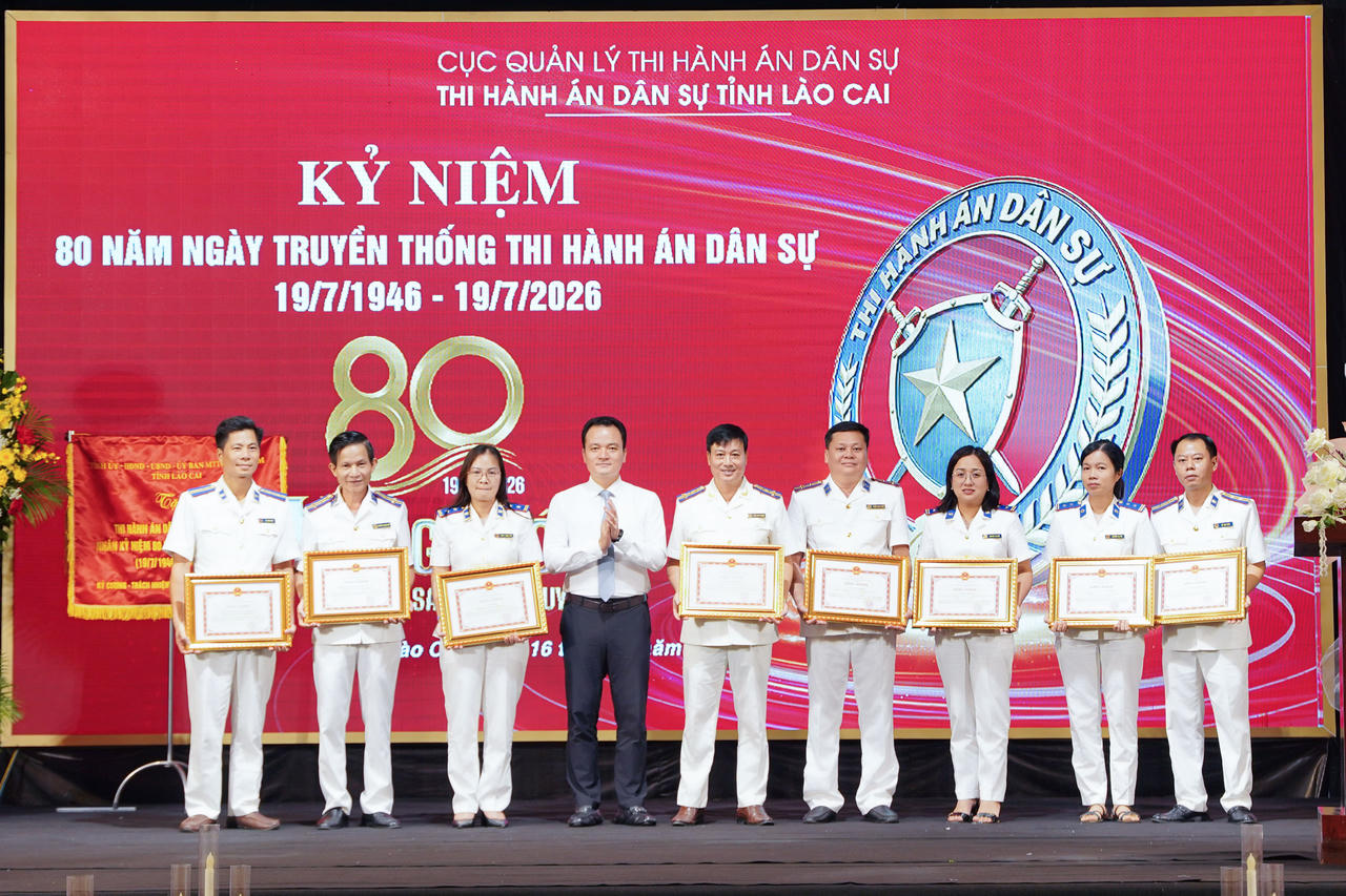 Chủ tịch UBND tỉnh Lào Cai khen thưởng các tập thể và cá nhân THADS tỉnh Lào Cai có thành tích xuất sắc. Ảnh: Đức Mạnh.