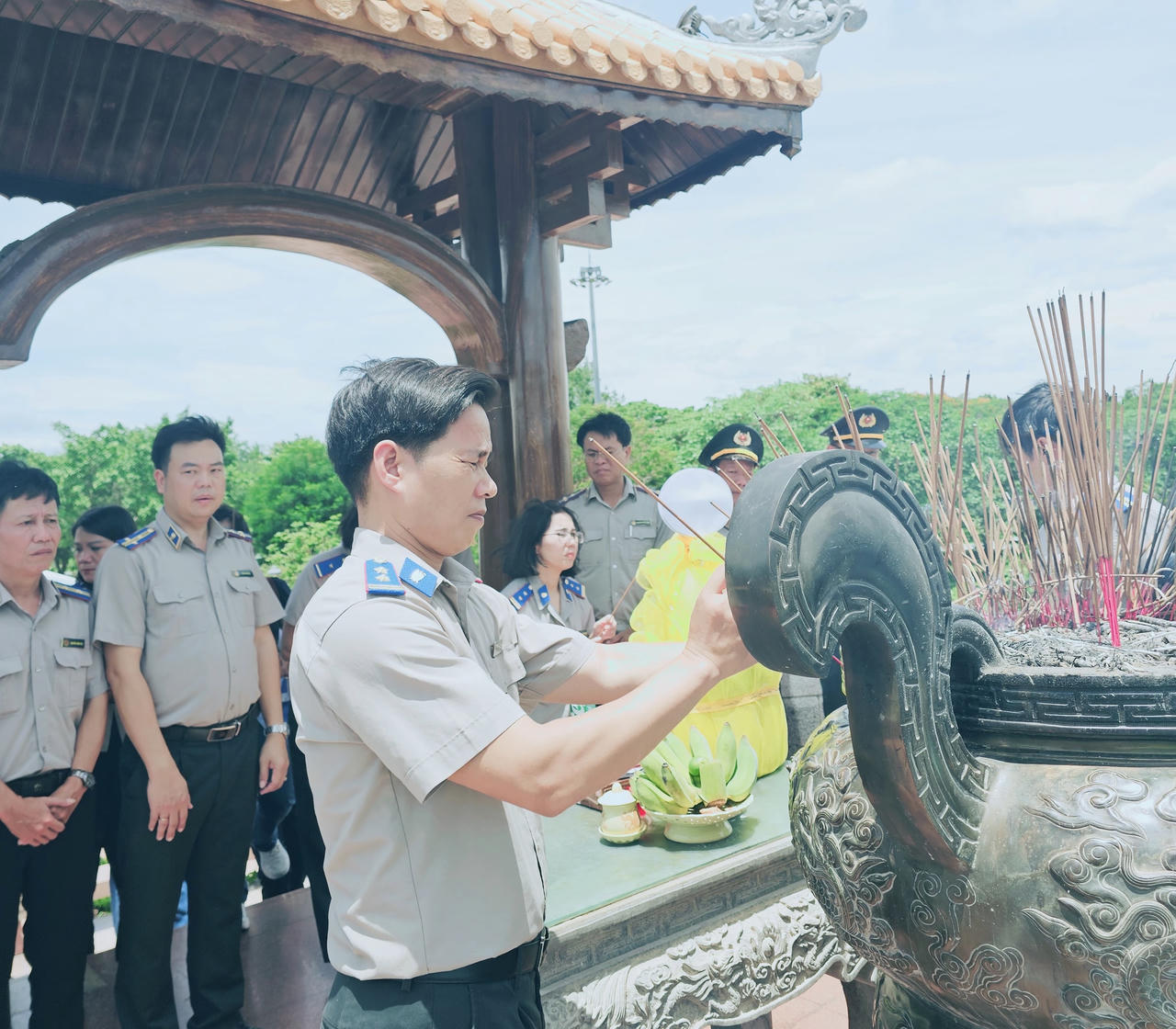 Đoàn công tác dâng hương tại Di tích quốc gia đặc biệt Thành cổ Quảng Trị.