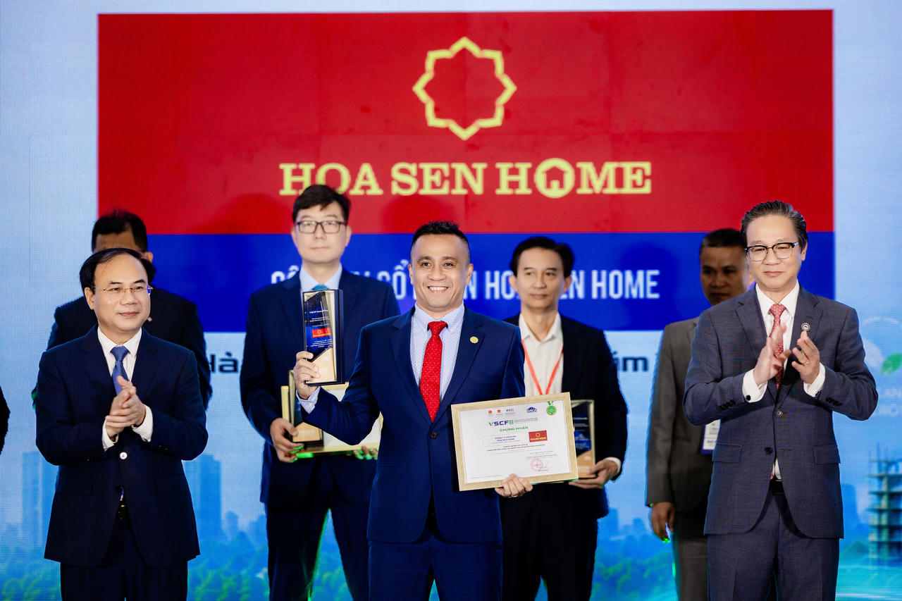 Ông Trần Đình Tài - Phó Tổng Giám đốc Tập đoàn Hoa Sen nhận danh hiệu Top 17 Doanh nghiệp Tiên phong Phát triển Bền vững ngành Xây dựng Việt Nam 2026.