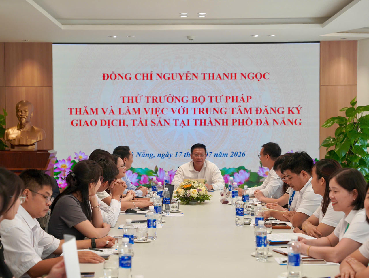Quang cảnh buổi làm việc