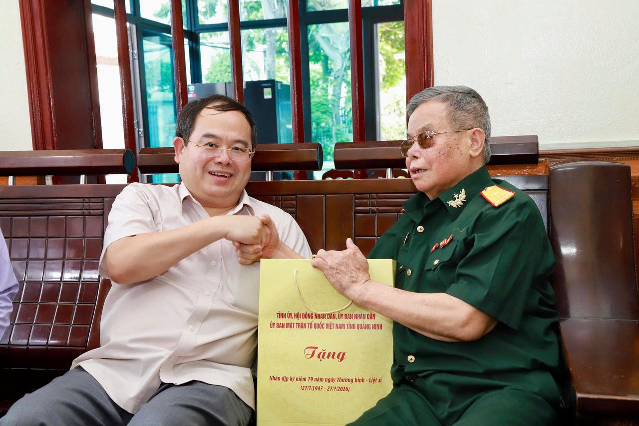 Ông Quản Minh Cường - Bí thư Tỉnh ủy trò chuyện với Thương binh Trần Duy Nhiên ở phường Mạo Khê.