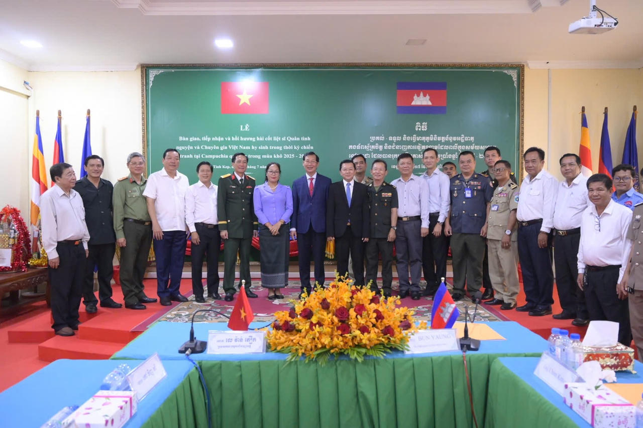 Ban Chuyên trách tỉnh An Giang và Ban Chuyên trách tỉnh Kép chụp ảnh lưu niệm.