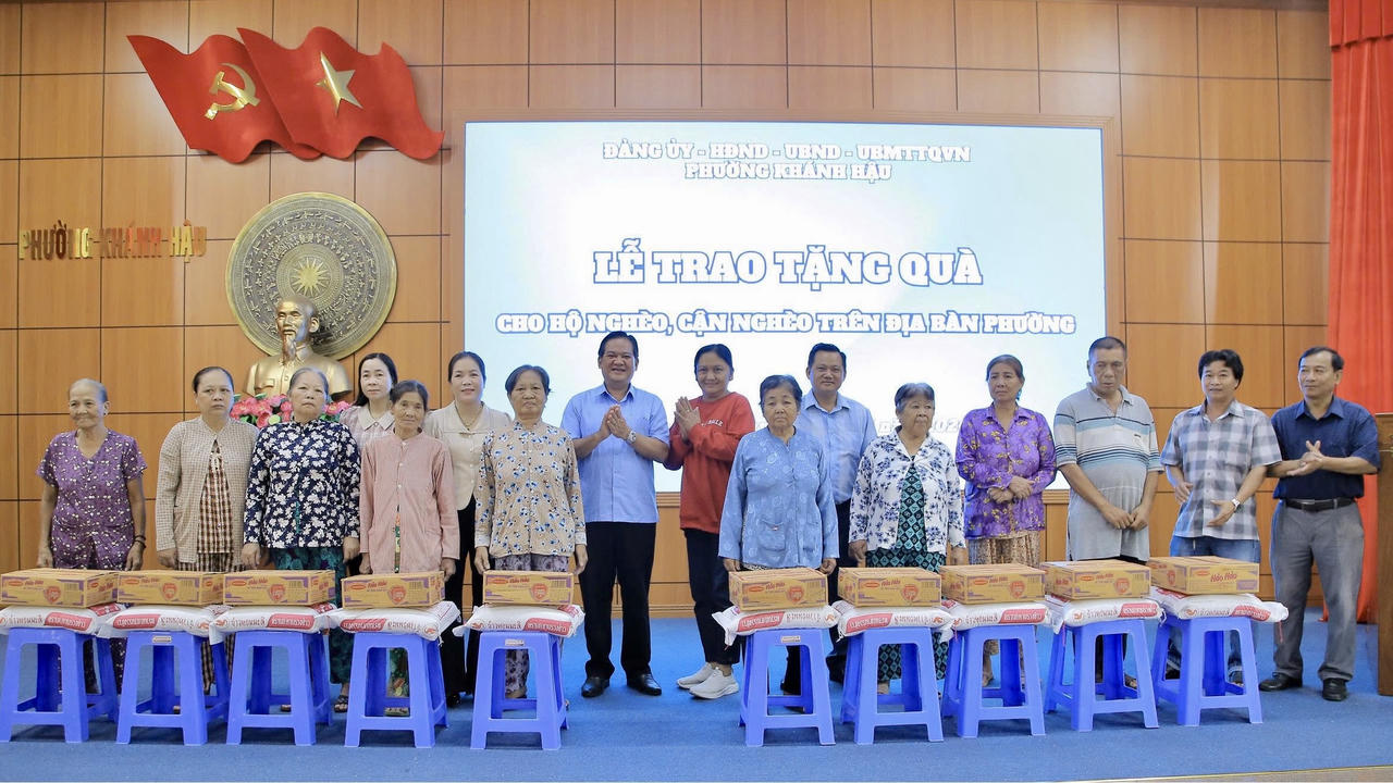 Lễ trao tặng quà cho bà con hộ nghèo, cận nghèo trên địa bàn phường Khánh Hậu. Ảnh: Lê Lối