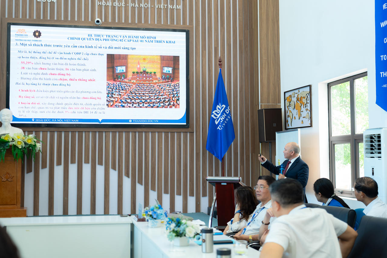 TS. Vũ Đăng Minh, nguyên Chánh Văn phòng Bộ Nội vụ trình bày tham luận tại Hội thảo