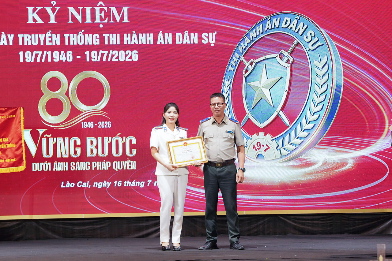 Bà Vũ Thị Thu Thủy (bìa trái) - Phó Trưởng phòng THADS khu vực 1 Lào Cai được Bộ trưởng Bộ Tư pháp tặng Bằng khen. Ảnh: Đức Mạnh