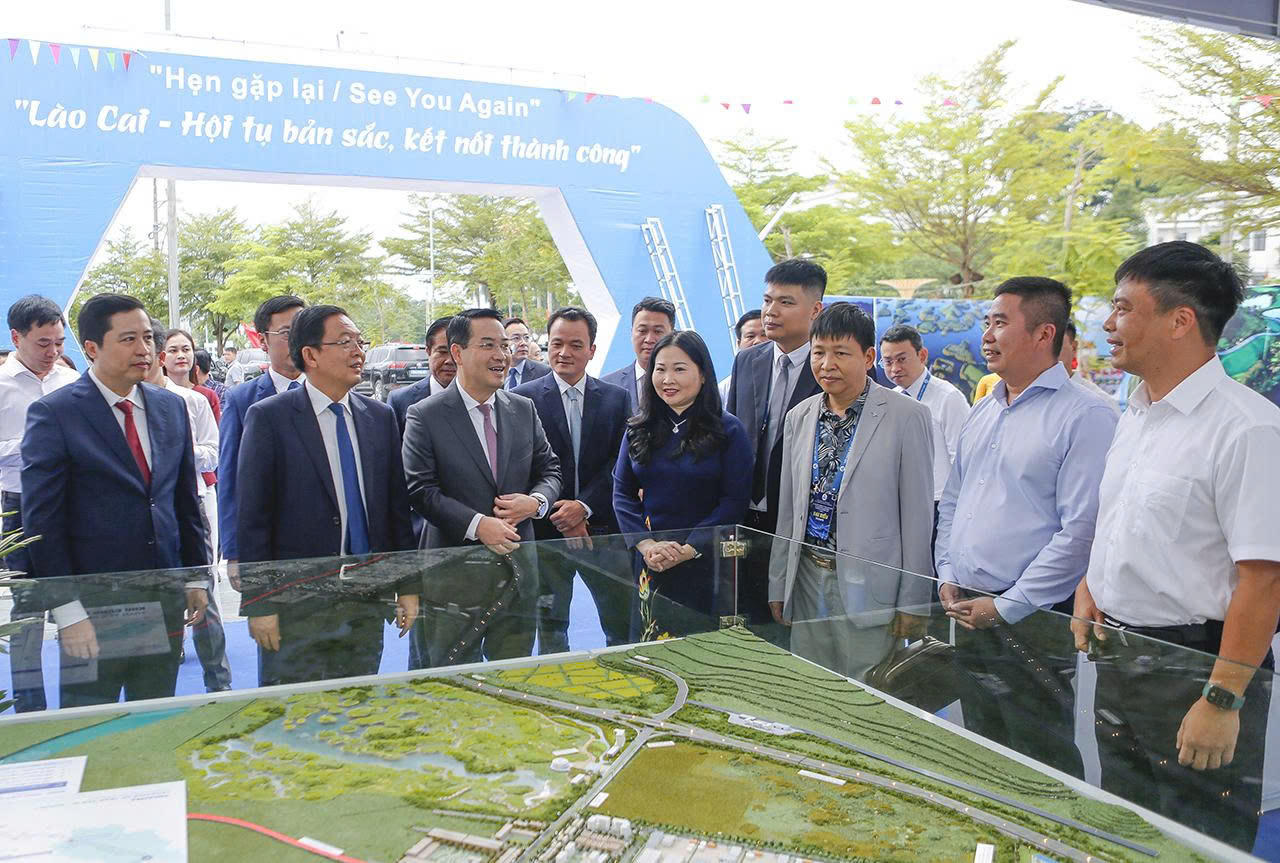 Phó Thủ tướng Chính phủ Hồ Quốc Dũng cùng lãnh đạo tỉnh Lào Cai tham quan bản đồ quy hoạch tỉnh, sa bàn các khu, cụm công nghiệp trọng điểm (Ảnh: Nguyễn Hải)