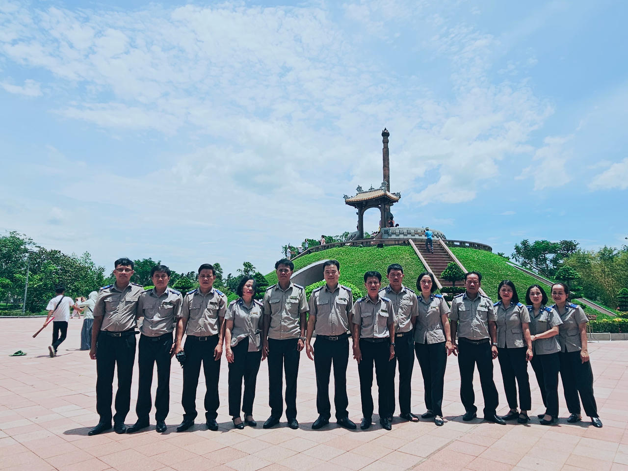 Hoạt động dâng hương, dâng hoa tri ân góp phần giáo dục truyền thống cách mạng, bồi đắp lòng yêu nước và đạo lý “Uống nước nhớ nguồn” cho cán bộ, công chức và người lao động ngành Thi hành án dân sự.