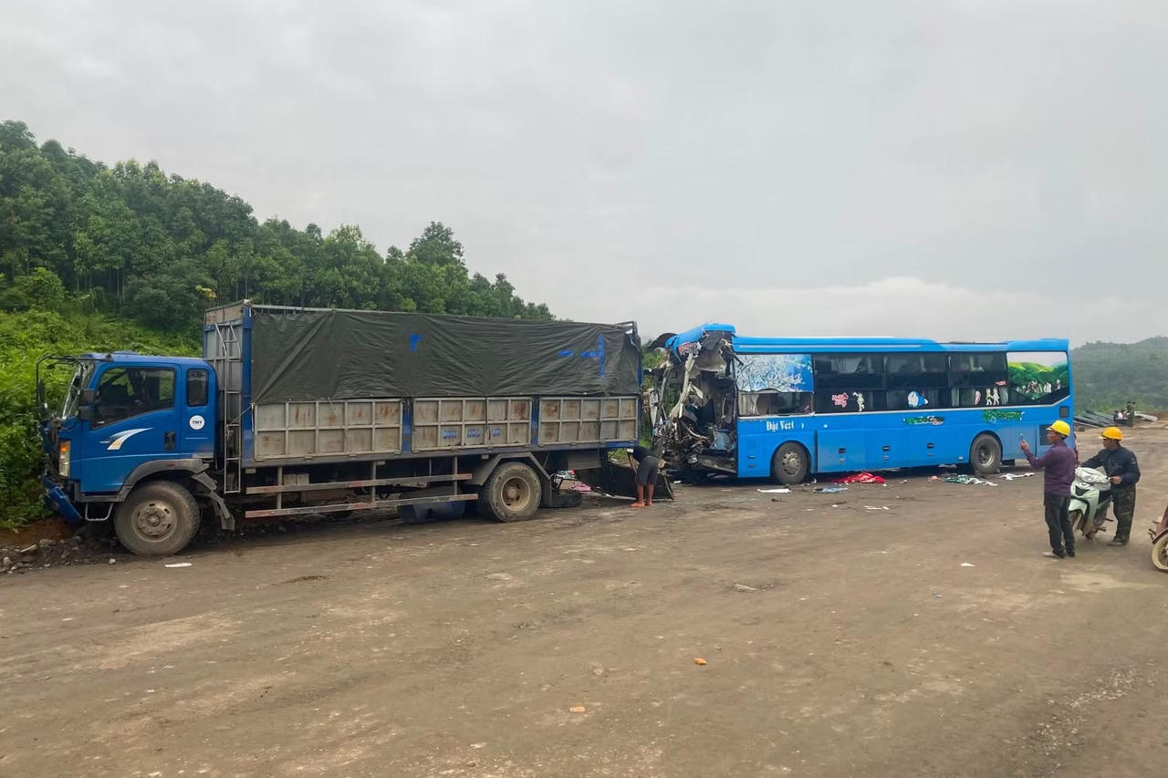 Xe khách tông vào xe tải trên cao tốc Nội Bài - Lào Cai. Ảnh: CACC.